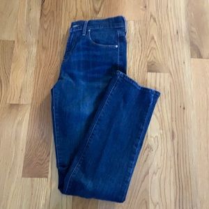 505 straight Size 6 Levi’s waist 28” inches length 34” inches